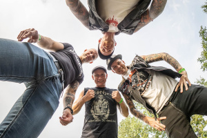 Punkáči THE FIALKY nasadili „Brejle růžový“ a vyrážejí na turné