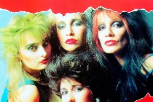 Kytaristka ROSY VISTA Anca Graterol se vrací na scénu s THE SIGN