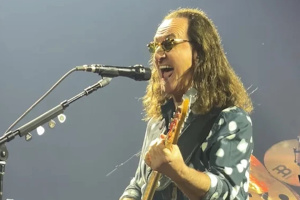 Geddy Lee na marodce! RUSH kvůli nemoci odkládají koncerty v Texasu