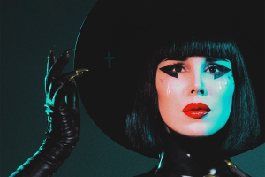 Bývalá přítelkyně Nikkiho Sixxe Kat Von D dává lekci exorcismu