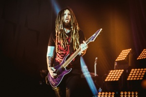 Kytarista KORN se příští rok vytasí s novým albem LOVE & DEATH