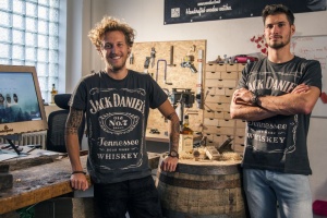 Hodinky ze sudu od whiskey nebo z gotického trámu? „Žádný problém“, říká řezbářské duo