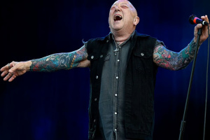 Zemřel Angry Anderson, frontman legendárních ROSE TATTOO