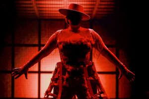 Noora po konci v BATTLE BEAST řádí v telce jako Lady Gaga