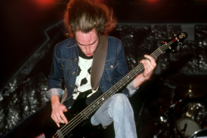 Aria Guitars znovu uvedou baskytaru Cliffa Burtona k 40. výročí jeho úmrtí