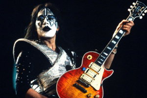Jeden z nejcennějších artefaktů KISS změnil majitele. Za kolik se prodala kytara Ace Frehleyho? 