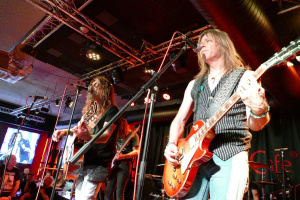 JOHN CORABI & FRIENDS v Olomouci vzpomínali bez sentimentu