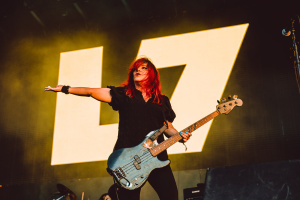  Baskytaristka L7 Jennifer Finch bojuje s agresivní rakovinou mozku. Pomoci ji můžete i vy 