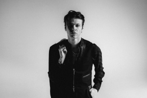 Yungblud zrušil všechny koncerty do konce roku kvůli obavám z trvalého poškození svého zdraví