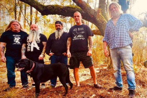 DOWN vnadí na novou desku po 19 letech drtivým singlem „Blood Oath“