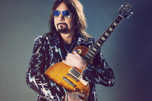 Spaceman odešel. Ace Frehley, původní kytarista KISS, zemřel v 74 letech