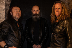 Blackmetaloví tátové VENOM se vrací! Nový flák „Kicked Outta Hell“ vás vykopne z pekla