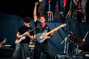 Tom Morello chystá první čistě rockovou sólovku. Dorazí Serj Tankian i BEARTOOTH