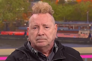 Johny Rotten označil své bývalé spoluhráče ze SEX PISTOLS za „lstivé a prolhané hyeny“