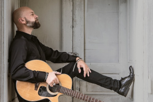 Jiří Rain (CITRON, SEBASTIEN) ohlašuje první sólovku. Poslechněte si singl „Prázdná náruč“