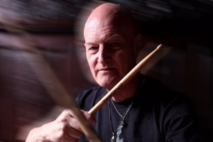 Bývalý bicmen AC/DC Chris Slade věší paličky na hřebík