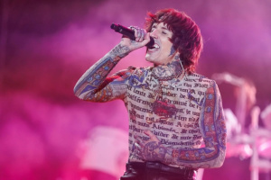Oli Sykes s otřesem mozku. Frontmana BRING ME THE HORIZON trefil při koncertě do hlavy mobil