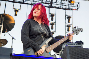 Zemřela baskytaristka L7 Jennifer Finch. Podlehla agresivní rakovině mozku 