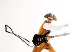 Paul Gilbert zavádí do praxe pravidla etikety k 16. století