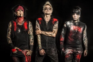 Poslechněte si: SIXX: A.M. - „You Have Come to the Right Place“