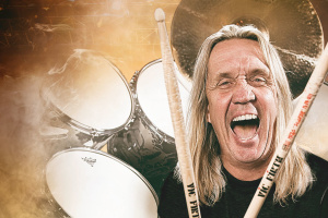 Nicko McBrain pochyboval, zda může pokračovat v „satanistických“ IRON MAIDEN. Pastor mu dal zelenou
