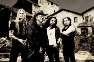 Polonahé krásky a zlomená srdce v rock’n’rollovém klipu DEVIL’S TRAIN