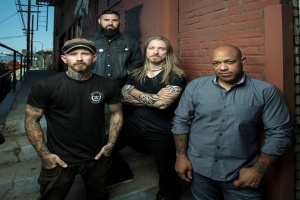 Howarda Jonese z LIGHT THE TORCH jen tak něco nezlomí