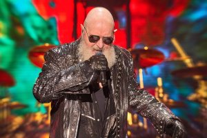 Rob Halford se zamyslel na svým coming-outem a homofobií v metalu