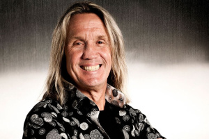 Dlouholetý bicmen IRON MAIDEN Nicko McBrain vydá knižní autobiografii
