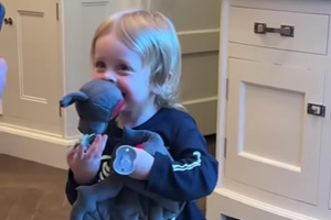 Vnouček Ozzyho napodobil dědu...a netopýr je o hlavičku kratší!