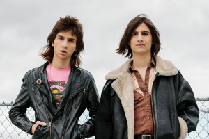 BEATLES a BEACH BOYS v jednom? THE LEMON TWIGS vás v Praze vezmou na výlet do minulosti