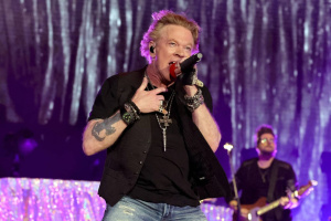 Axl Rose při koncertě GUNS N’ ROSES v Buenos Aires naštvaně kopal do bicích nového bubeníka