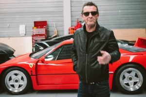 Jako Knight Rider – Phil Rudd z AC/DC přeletěl se svým Ferrari kruháč	
