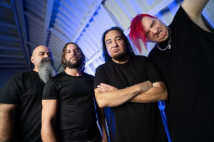 Král je mrtev, ať žije král – FEAR FACTORY vstupují do nové éry peckou „Roboticist“