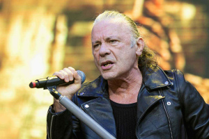 Bruce Dickinson si s výpadkem aparatury na koncertě v Pittsburghu poradil po svém