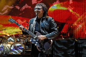 „Je mi 78, jak dlouho tu ještě budu?“ Tony Iommi upřímně o ztrátě Ozzyho Osbournea a vlastní smrtelnosti