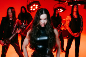 ARCH ENEMY vystoupili v Pekingu poprvé naživo s Lauren Hart. Mrkněte na videa!