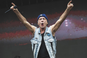 „Posedlost telefony je v dnešní době strašná choroba,“ říká Bruce Dickinson z IRON MAIDEN 