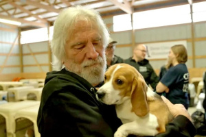 Basák BLACK SABBATH Geezer Butler se zapojil do záchrany stovek bíglů určených na experimenty