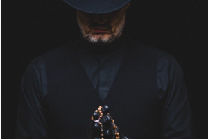 POLY NOIR v novém coveru kombinuje atmosféru Johnnyho Cashe se zvony kostela v Líšni