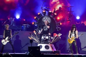 GUNS N’ ROSES si na koncertech dávají AC/DC a řítí se do Prahy