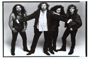 Knižní memoáry slavného kytaristy MEGADETH: Jak se MEGADETH fotili na „Youthanasia“ s legendárním fotografem modelek