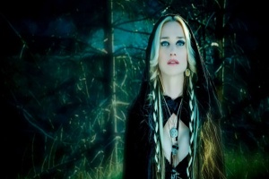 Zpěvačka HUNTRESS Jill Janus spáchala sebevraždu