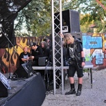 The System a Cress z boku podia