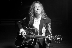  Kirk Hammett z METALLIKY představuje ve spolupráci s Gibson limitovaný model „havraní“ akustické kytary 