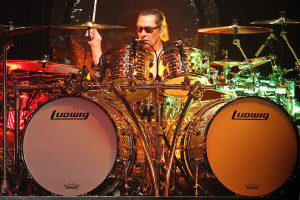 Bubeník VAN HALEN Alex Van Halen byl v Nizozemsku pasován na rytíře!