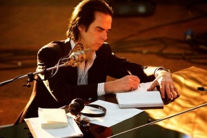 Nick Cave a piano. Jeden koncert, mnoho kin v ČR