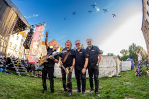 Vyprodaný koncert OLYMPICU v Kutné Hoře jako letecká show!