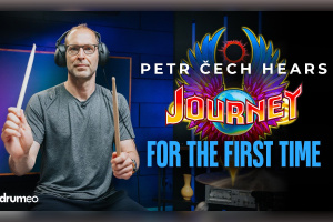 Z brány za bicí – Petr Čech hraje JOURNEY, ocenil ho i jejich původní bubeník